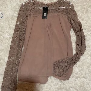 Cute top with long sleeves